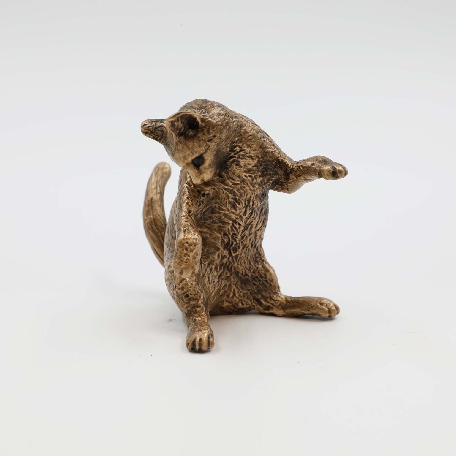 Bronze-Spielende Katze