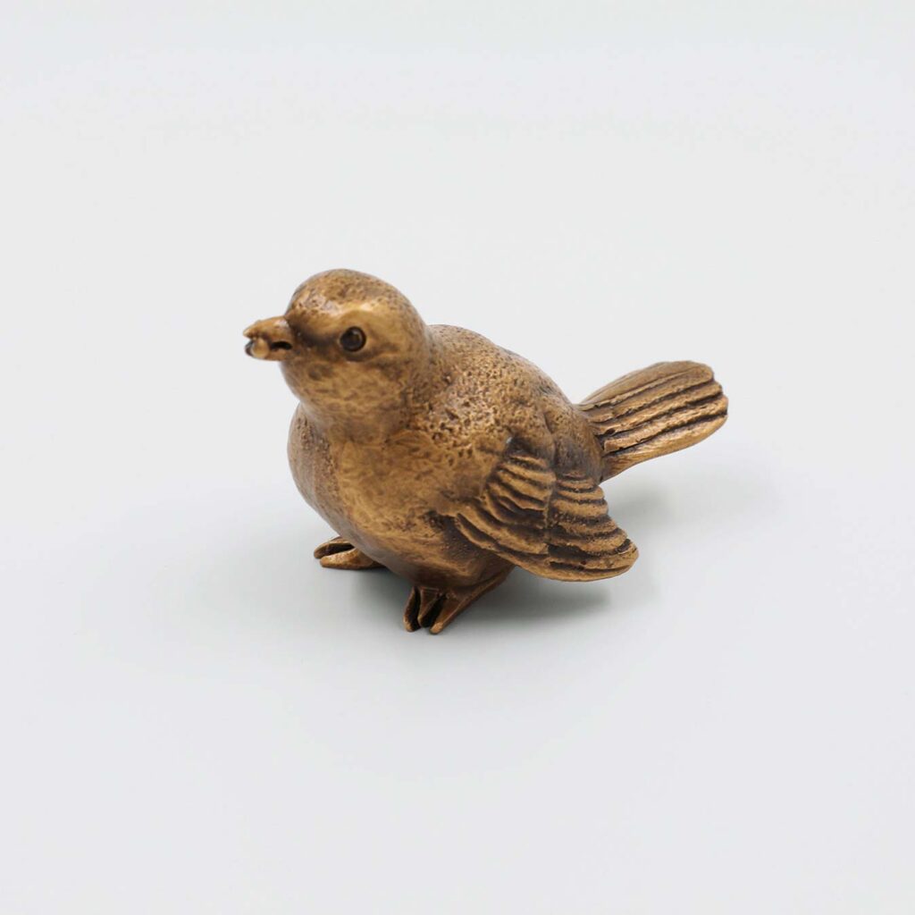 Bronze-Vogel mit Wurm