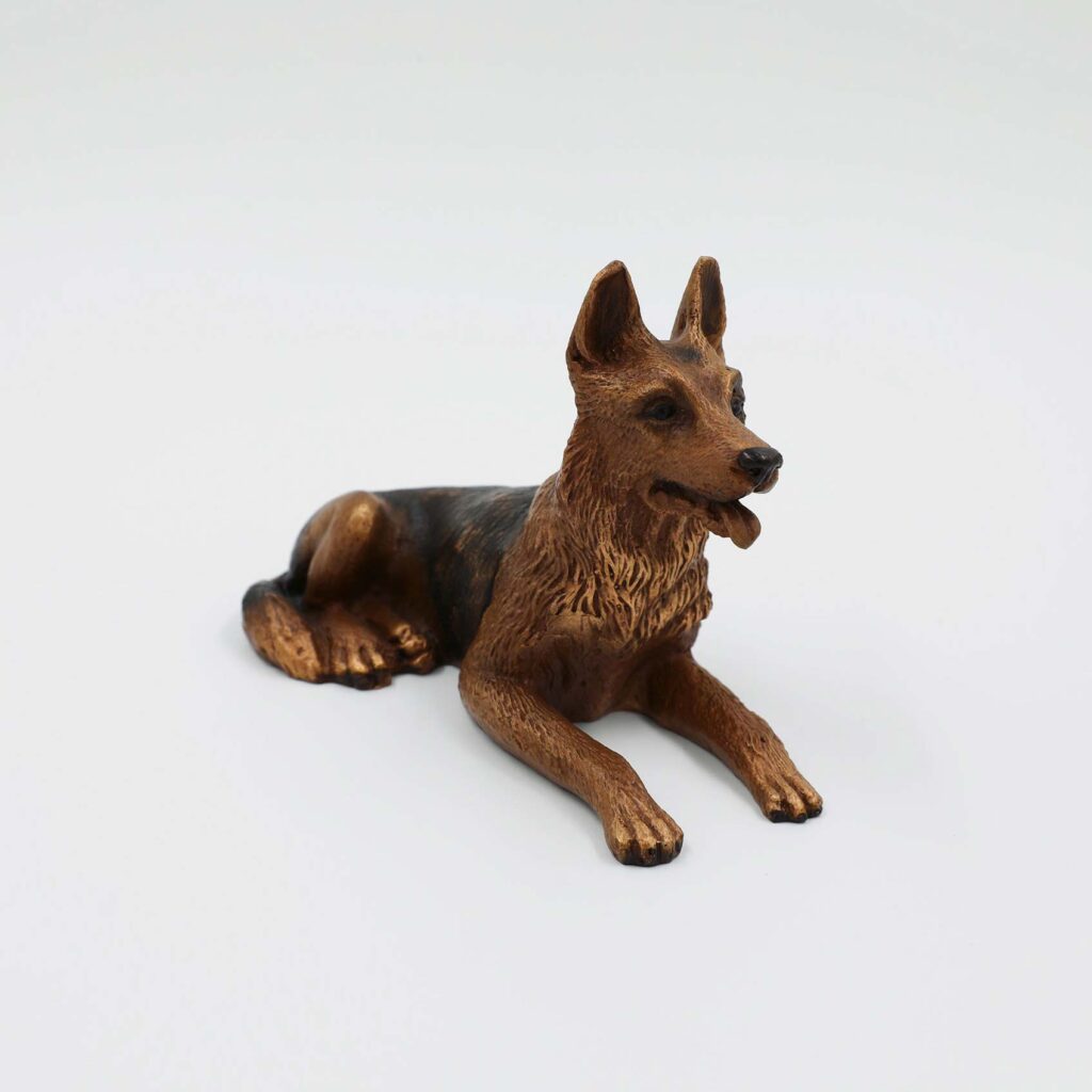 Bronze-Schäferhund liegend handbemalt